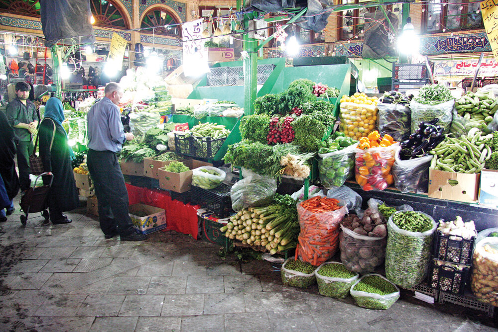 گشت و گذار در بازار چند صد ساله | از شیر مرغ تا جان آدمیزاد اینجا پیدا میشود | نوهها از کسب و کار پدربزرگها و مادربزرگها در این بازار میگویند