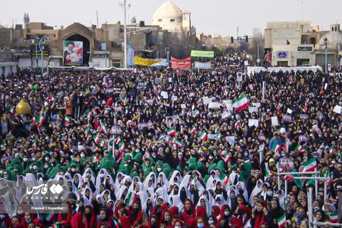 یزدی های دهه نودی با پوشش پرچم ایران