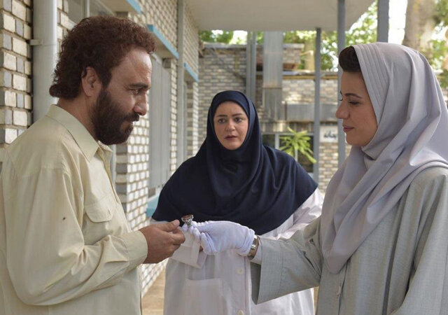 چرا سیاسیون تحمل شوخی سینماگران را ندارند؟ | از ناصرالدین شاه آکتور سینما تا رضا مارمولک و پای بریده یک جانباز در هزارپا