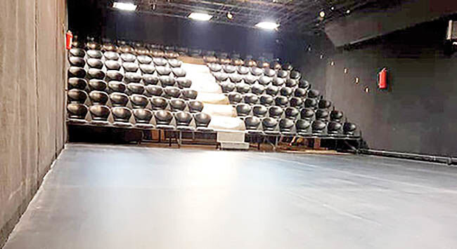 مدیر تماشاخانه اهورا از تعطیلی این تماشاخانه میگوید| در هیچ شرایطی هیچ کمکی از هیچ سویی به تماشاخانههای خصوصی نمیشود