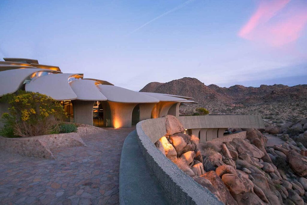 تصاویر عجیب‌ترین خانه‌های دنیا؛ از خانه توالتی تا قلعه حبابی | داخل خانه اعجاب‌انگیز صحرا را ببینید