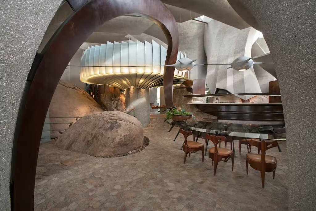 تصاویر عجیبترین خانههای دنیا؛ از خانه توالتی تا قلعه حبابی | داخل خانه اعجابانگیز صحرا را ببینید