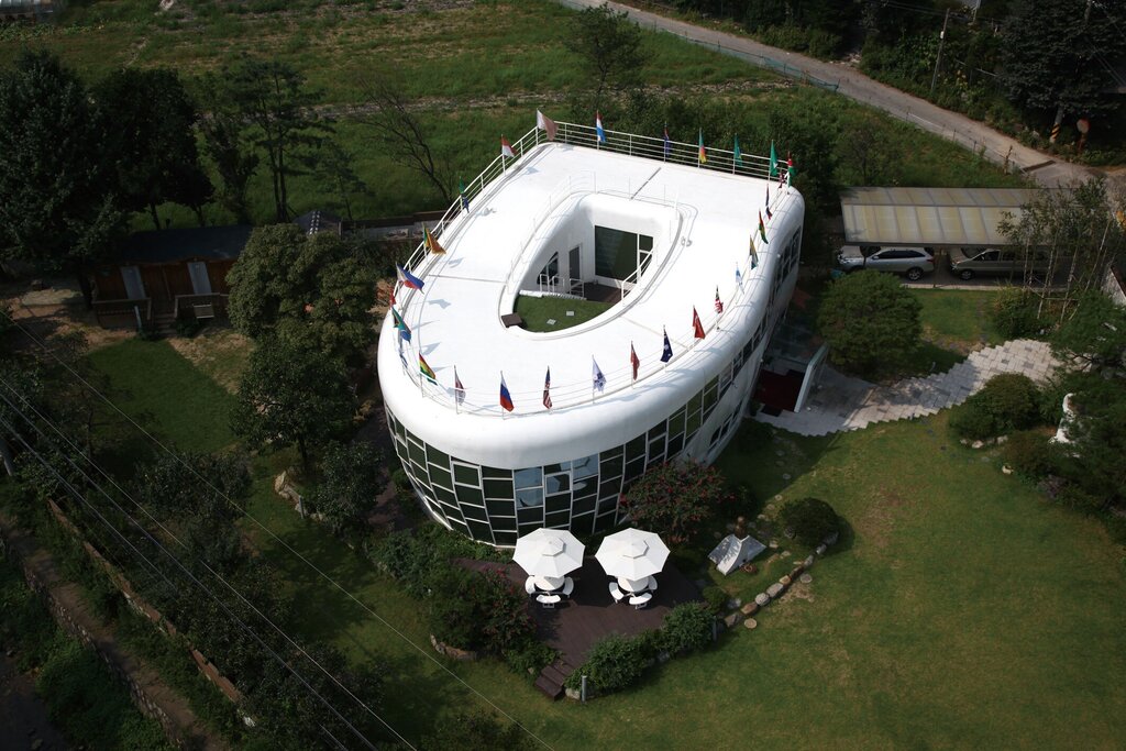 تصاویر عجیبترین خانههای دنیا؛ از خانه توالتی تا قلعه حبابی | داخل خانه اعجابانگیز صحرا را ببینید