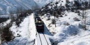 بی احترامی عجیب رئیس قطار یخ زده مشهد - تهران به یک مسافر زن | جزئیات جدید از گرفتاری ۱۰ ساعته در سرمای شدید