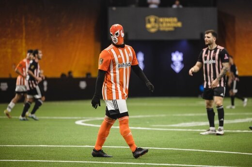 تصویر عجیبترین فوتبالیست دنیا با نقاب کامل | بازیکن مجهولالهویه در اسپانیا کیست؟