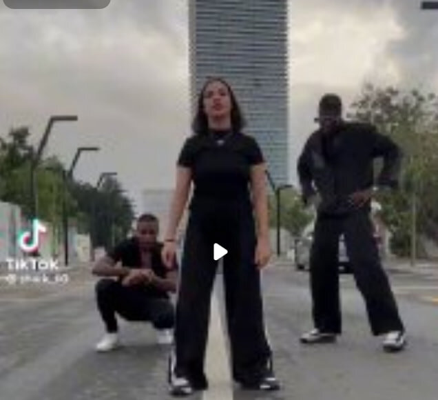 عکس | یک دختر و دو پسر به خاطر این کلیپ رقص در وسط خیابان دستگیر شدند 