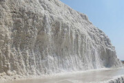 تصاویری دیدنی از تنها آبشار ۲۵ متری نمکی جهان در ایران