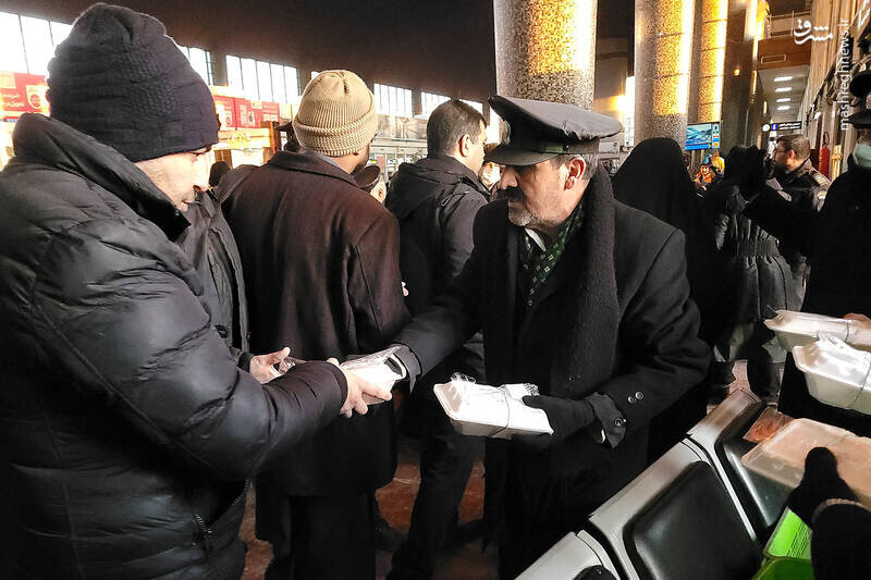 تصاویری از حضور خادمان امام رضا(ع) در جمع مسافران در راه مانده؛غذای زوار حرم به راه آهن رسید