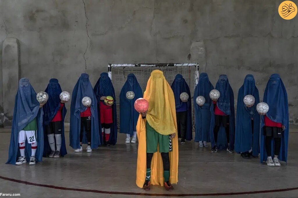 تصاویر نمادین و قابل تاملی از جنبش زنان همسایه شرقی ایران ؛زنان افغان با برقع به جنگ تبعیض جنسیتی و طالبان رفتند