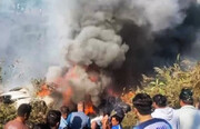 ببینید | لحظه دلهره آور سقوط هواپیمای مسافربری | ۴۰ نفر در نپال کشته شدند