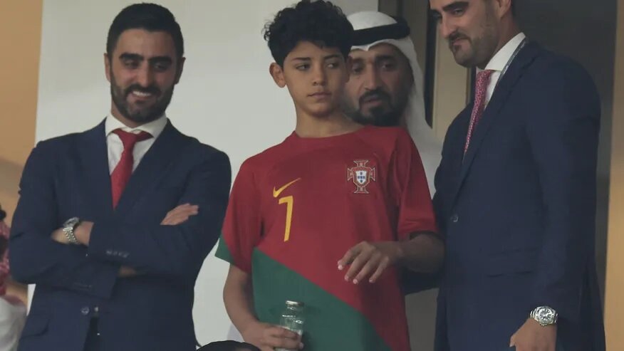 عکس | پسر رونالدو هم تیم جدیدش را انتخاب کرد | مسیر جونیور برعکس پدر شد!