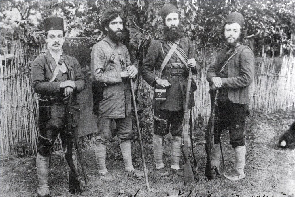 ببینید | اولین بار ناصرالدین شاه جوراب را وارد ایران کرد | در این نقاط جوراببافی سنتی رواج دارد | پاپوش پشمی اعضای نهضت جنگل را ببینید