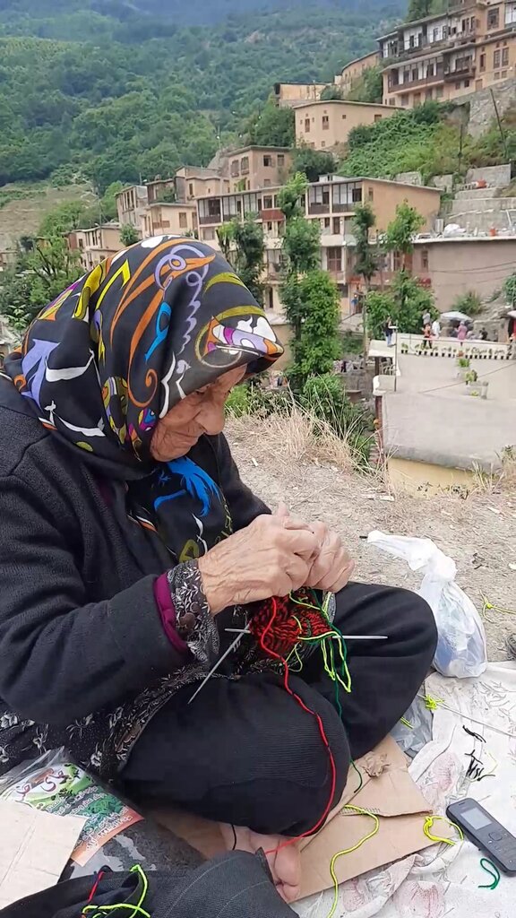 ببینید | اولین بار ناصرالدین شاه جوراب را وارد ایران کرد | در این نقاط جوراببافی سنتی رواج دارد | پاپوش پشمی اعضای نهضت جنگل را ببینید
