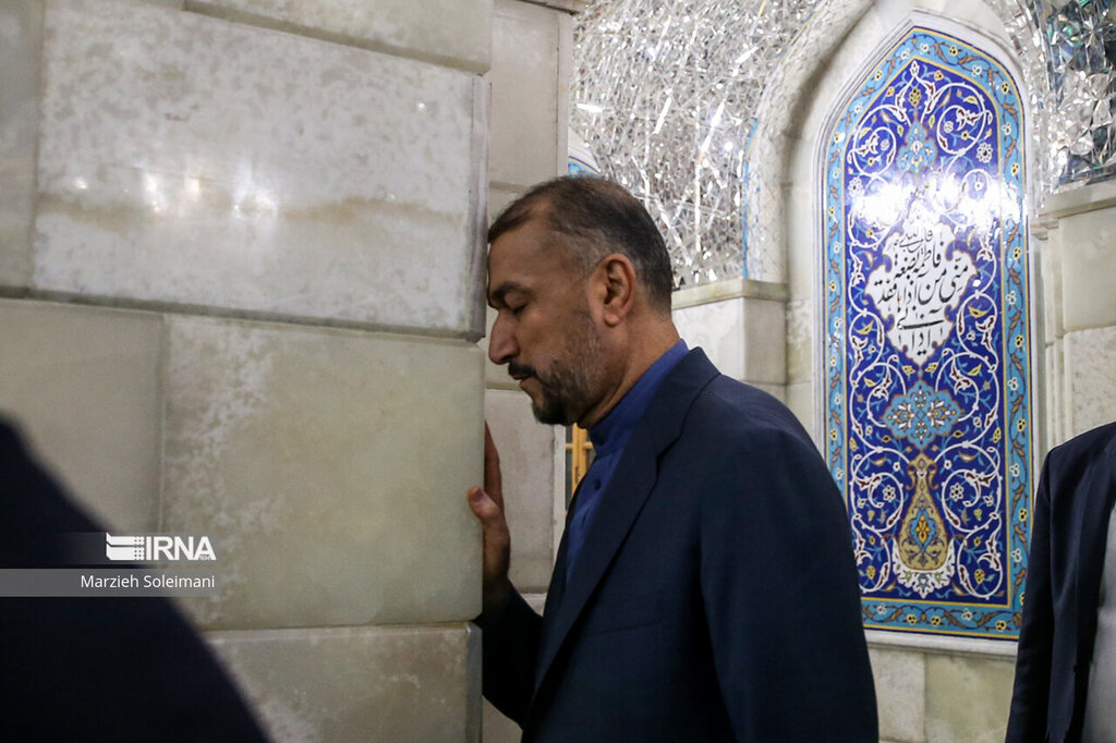 تصاویری کمتر دیده شده از وزیرامورخارجه ؛ راز و نیاز امیرعبداللهیان در حرم حضرت زینب(س)