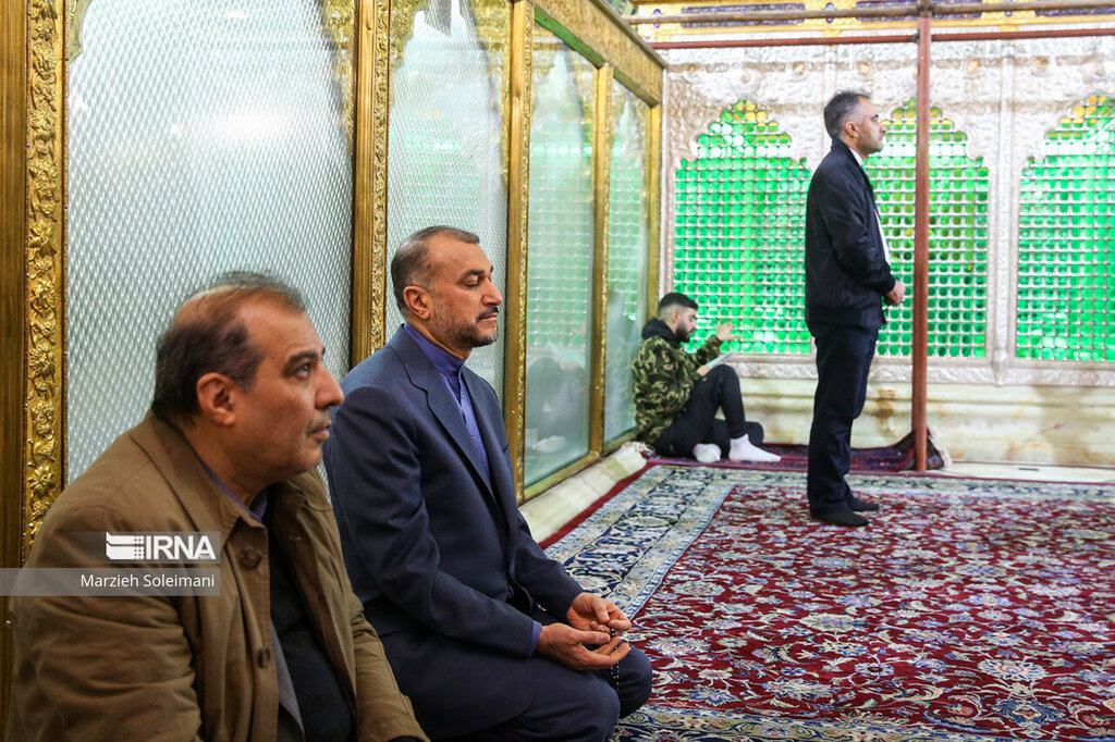 تصاویری کمتر دیده شده از وزیرامورخارجه ؛ راز و نیاز امیرعبداللهیان در حرم حضرت زینب(س)