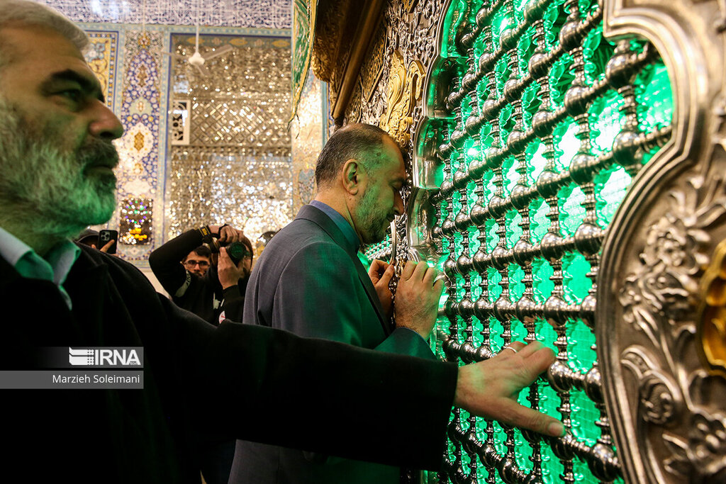 تصاویری کمتر دیده شده از وزیرامورخارجه ؛ راز و نیاز امیرعبداللهیان در حرم حضرت زینب(س)