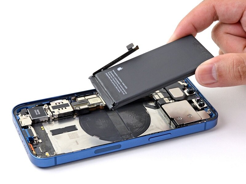 راهکاری برای افزایش عمر باتری آیفون | اپل هزینه تعویض باتری‌های آیفون را افزایش می‌دهد