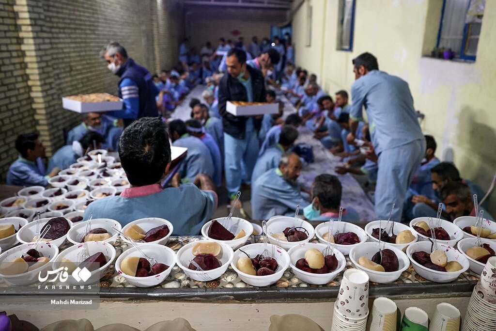 تصاویری از یک دورهمی متفاوت زمستانی ا دیوار نوشته جالب یکی از گرمخانه های تهران:برگها زمانی می ریزند که ...