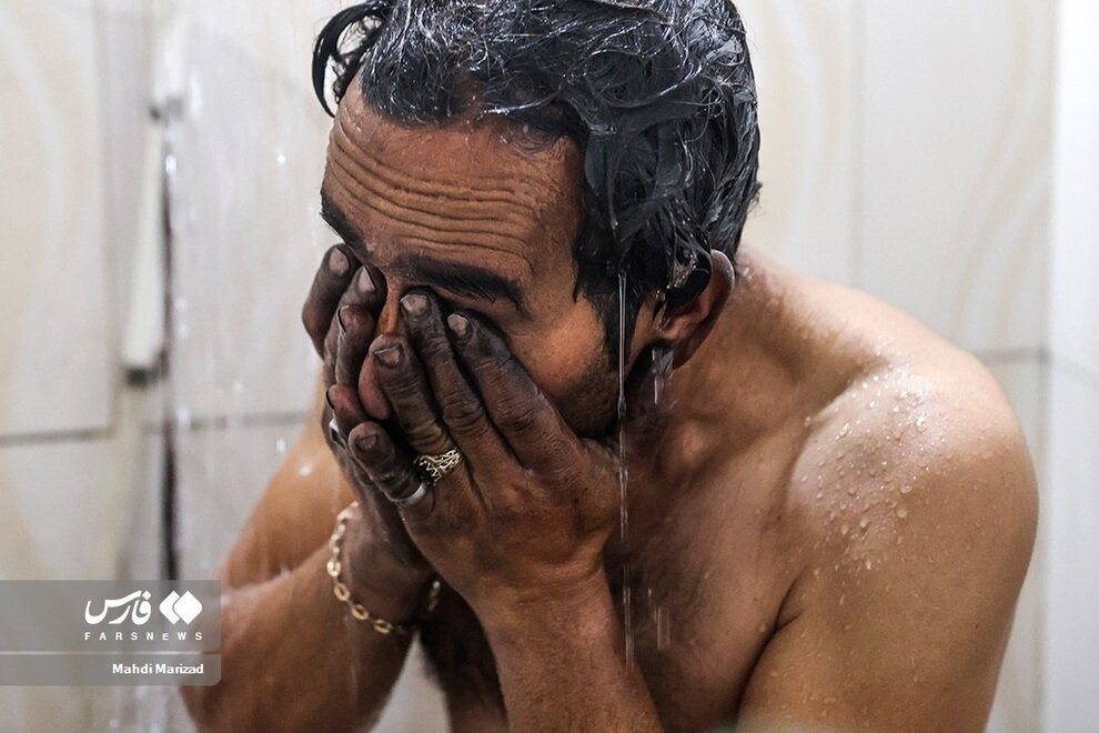 تصاویری از یک دورهمی متفاوت زمستانی ا دیوار نوشته جالب یکی از گرمخانه های تهران:برگها زمانی می ریزند که ...