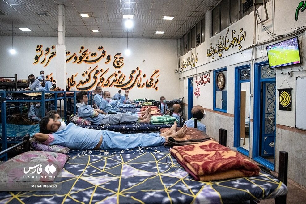 تصاویری از یک دورهمی متفاوت زمستانی ا دیوار نوشته جالب یکی از گرمخانه های تهران:برگها زمانی می ریزند که ...