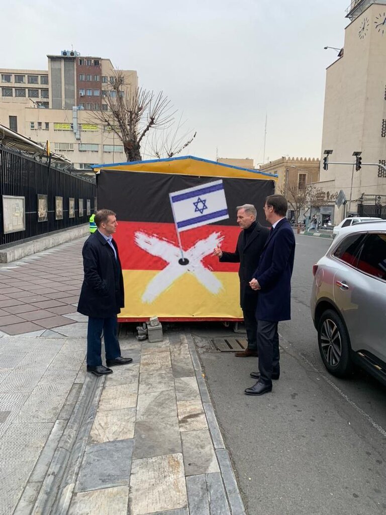 تصاویرا سفارت انگلیس بازهم خبر ساز شد؛بازدید سفرای آلمان و فرانسه از دیوار نویسی های باغ قلهک ا اعلام همبستگی سه کشور اروپایی در خاک ایران!