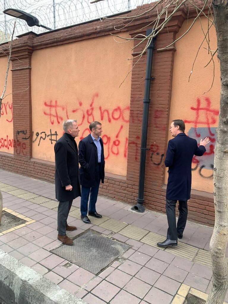 تصاویرا سفارت انگلیس بازهم خبر ساز شد؛بازدید سفرای آلمان و فرانسه از دیوار نویسی های باغ قلهک ا اعلام همبستگی سه کشور اروپایی در خاک ایران!