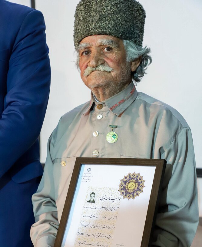 ببینید | نوای دلنواز موسیقی آذربایجان | اهدای نشان درجه یک هنری به هنرمند پیشکسوت در گردهمایی عاشیقلار