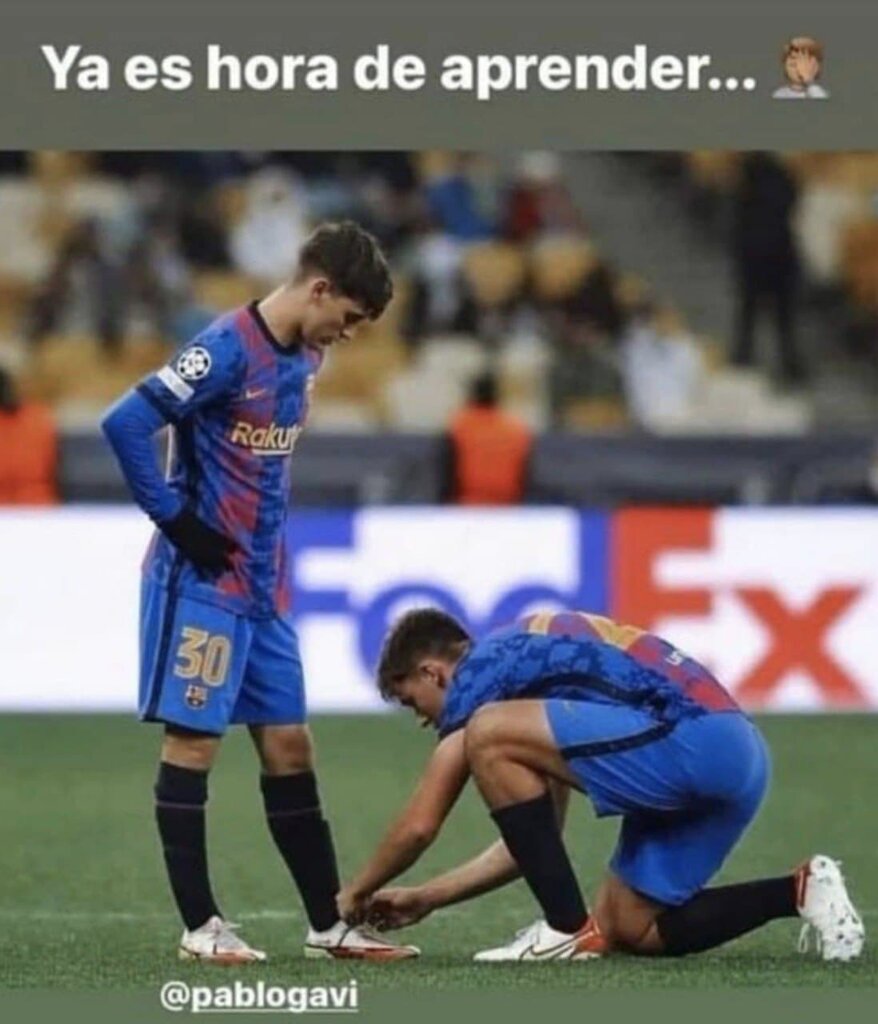 تصاویری عجیب از کمک به ستاره فوتبال جهان | بازیکنی که بستن بند کفشش را بلد نیست!