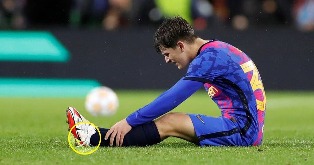 تصاویری عجیب از کمک به ستاره فوتبال جهان | بازیکنی که بستن بند کفشش را بلد نیست!