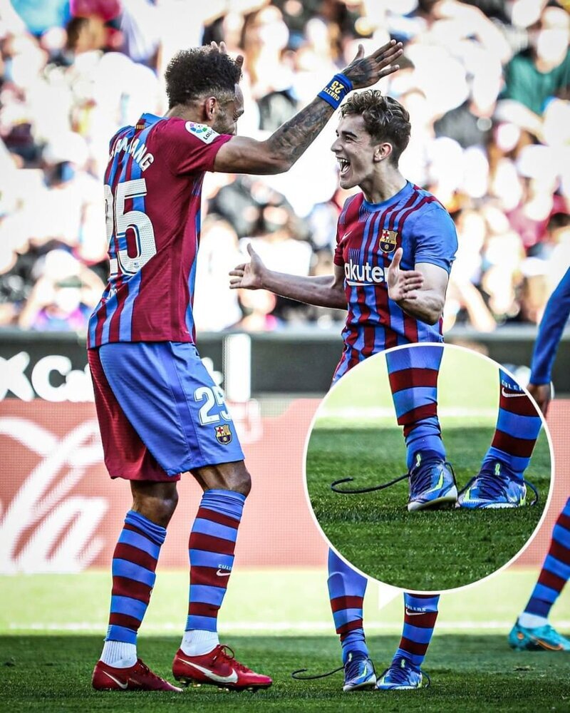 تصاویری عجیب از کمک به ستاره فوتبال جهان | بازیکنی که بستن بند کفشش را بلد نیست!