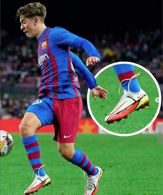 تصاویری عجیب از کمک به ستاره فوتبال جهان | بازیکنی که بستن بند کفشش را بلد نیست!