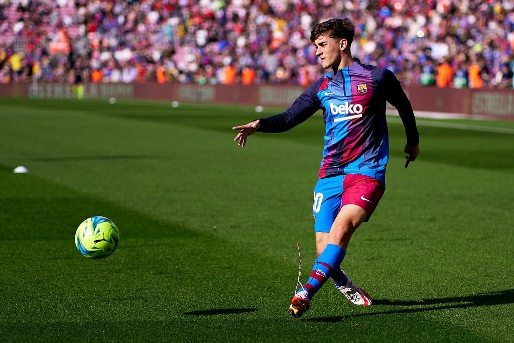 تصاویری عجیب از کمک به ستاره فوتبال جهان | بازیکنی که بستن بند کفشش را بلد نیست!