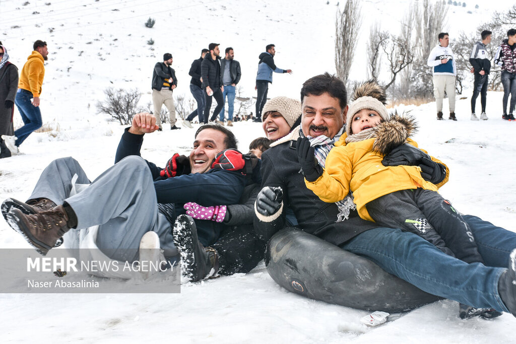 تصاویر ا زیبایی ببینید ؛شادی مردم کردستان از بارش برف  ا رقص کردی سنندجی ها پای کوه آبیدر 