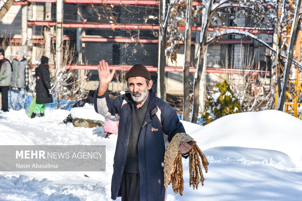 تصاویر ا زیبایی ببینید ؛شادی مردم کردستان از بارش برف ا رقص کردی سنندجی ها پای کوه آبیدر