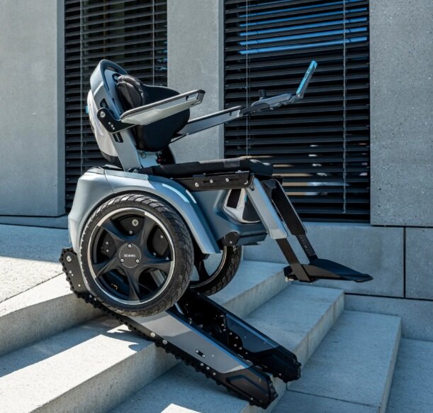 ویلچری که از پله بالا میرود | نگاهی به یکی از کاربردی ترین ابداعات حاضر در نمایشگاه «CES ۲۰۲۳»