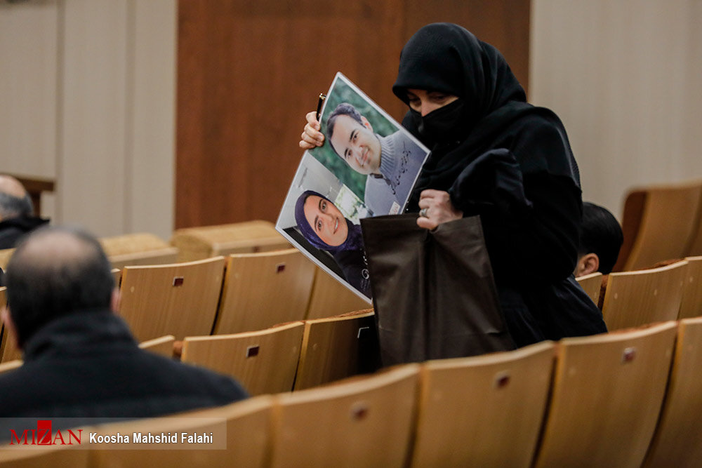 تصاویر | متهم سقوط هواپیمای اوکراینی از شب حادثه و عملکردش گفت | ۷ نفر از اولیای دم جانباختگان و وکلای آنها در جایگاه قرار گرفتند