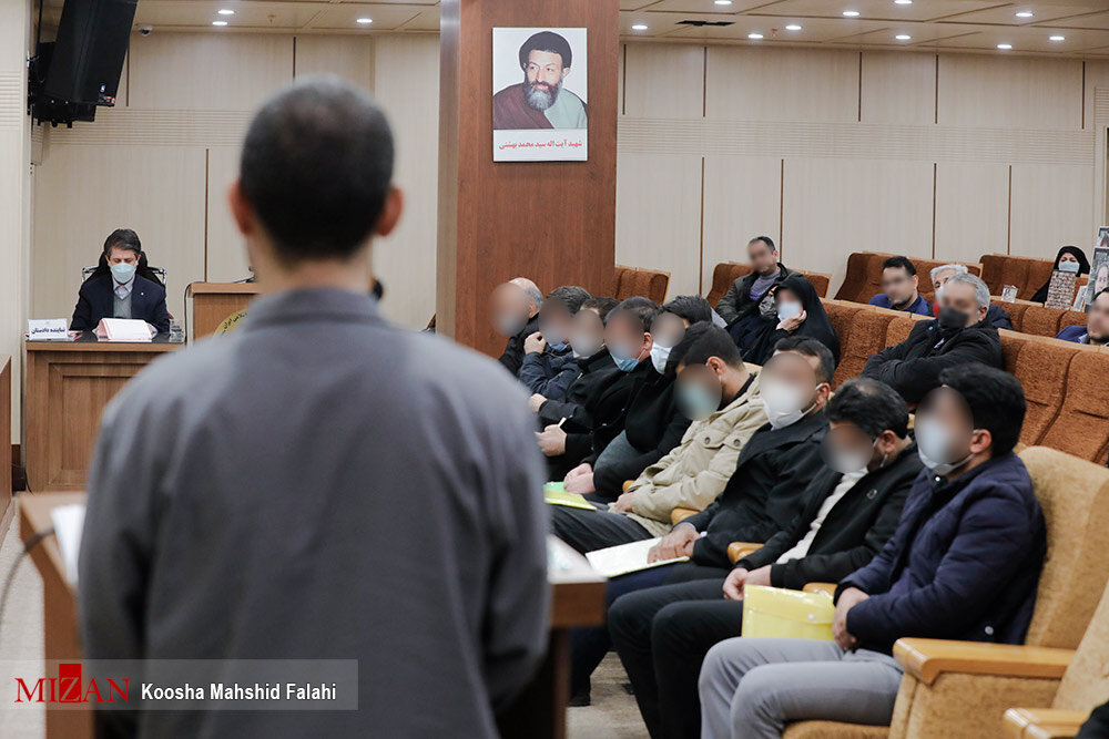 تصاویر | متهم سقوط هواپیمای اوکراینی از شب حادثه و عملکردش گفت | ۷ نفر از اولیای دم جانباختگان و وکلای آنها در جایگاه قرار گرفتند