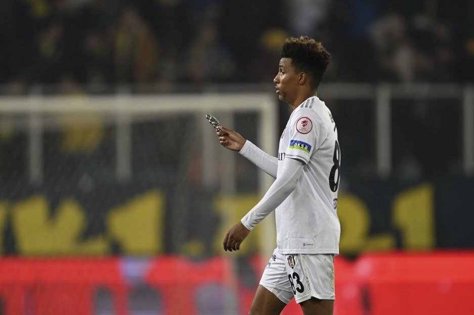 ببینید | فوتبالیست سلاح به دست وسط بازی! | اقدام فوری یک بازیکن درمیان بهت همتیمیها از رفتارهای خشونتآمیز