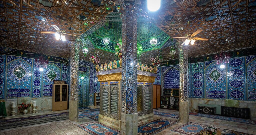 گنبد طلایی در میان درختان گیلاس