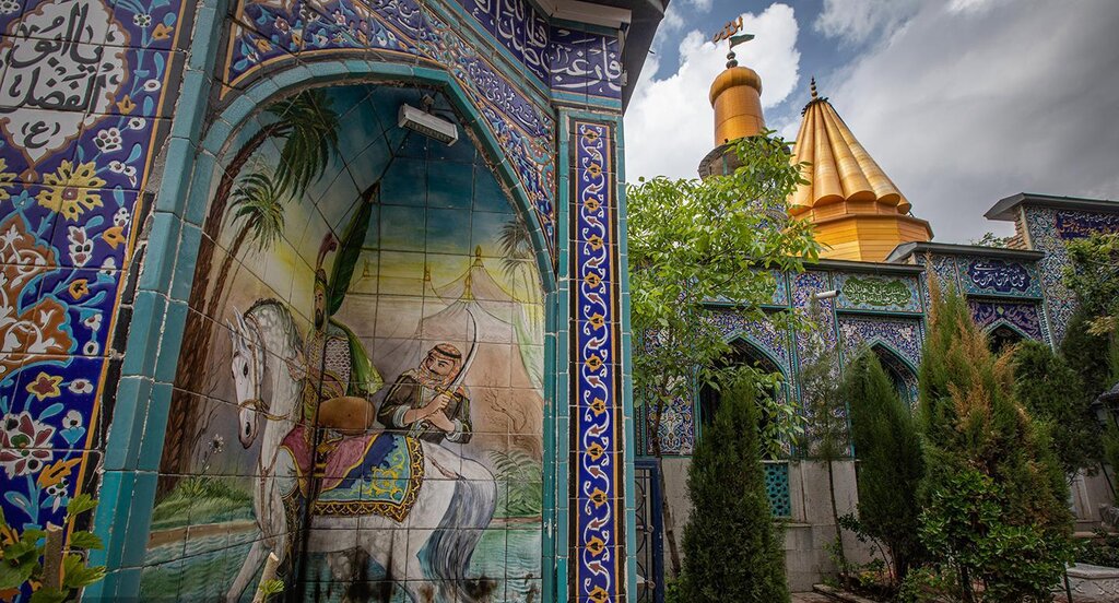 گنبد طلایی در میان درختان گیلاس