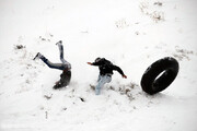 ببینید | لحظه ترسناک سرنوشت تیوپ سواری در برف | خنده‌ ها به اشک تبدیل شد