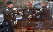 ببینید | مشت‌های عجیب پلیس به صورت یک زن به خاطر یک اعتراض معمولی!