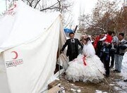ببینید | زلزله مانع عروسی این زوج جوان نشد | یک مقام دولتی هم به عروسی رفت