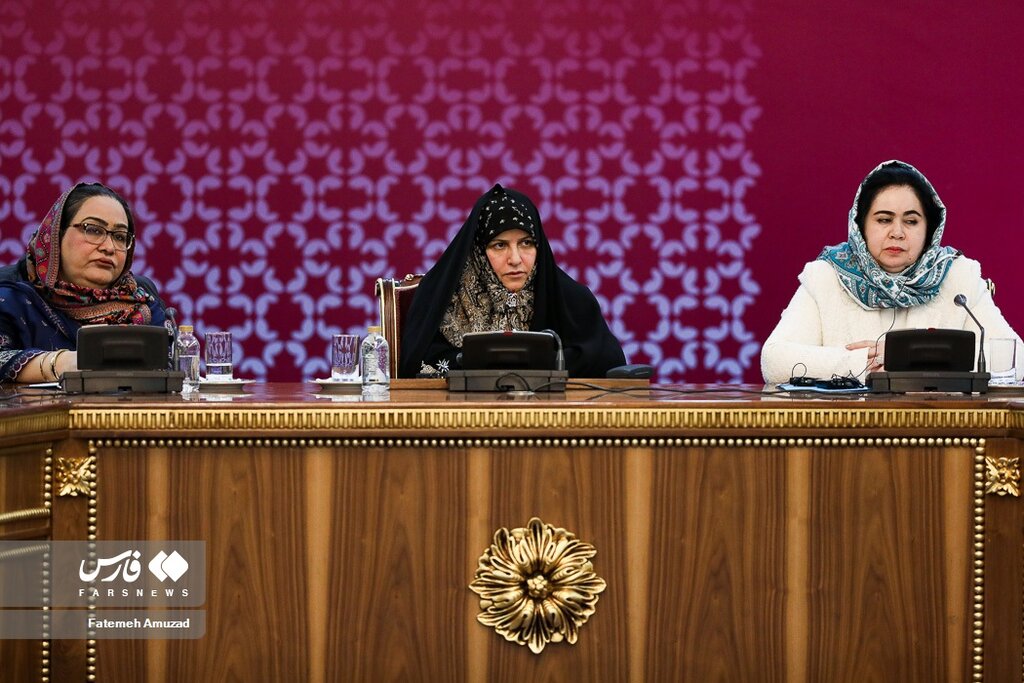 تصاویر اهمسررئیس جمهور و خزعلی میزبان یک همایش زنانه ؛همسران روسای جمهور قبلی و وزرای خارجه و فرهنگ هم آمدند ا قابی از نمایش موزون زنان که پربازدید شد