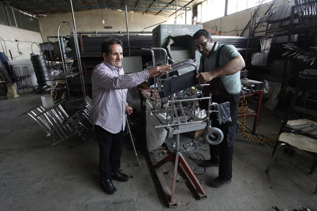 قهرمان محله | معلولی که پزشکها از او قطع امید کردند حالا تحریمها را دور زده | او نخواسته دست ما پیش خارجیها دراز باشد