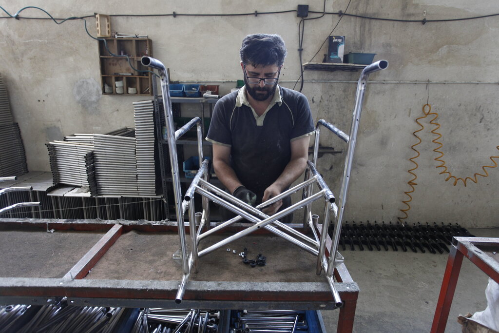 قهرمان محله | معلولی که پزشکها از او قطع امید کردند حالا تحریمها را دور زده | او نخواسته دست ما پیش خارجیها دراز باشد