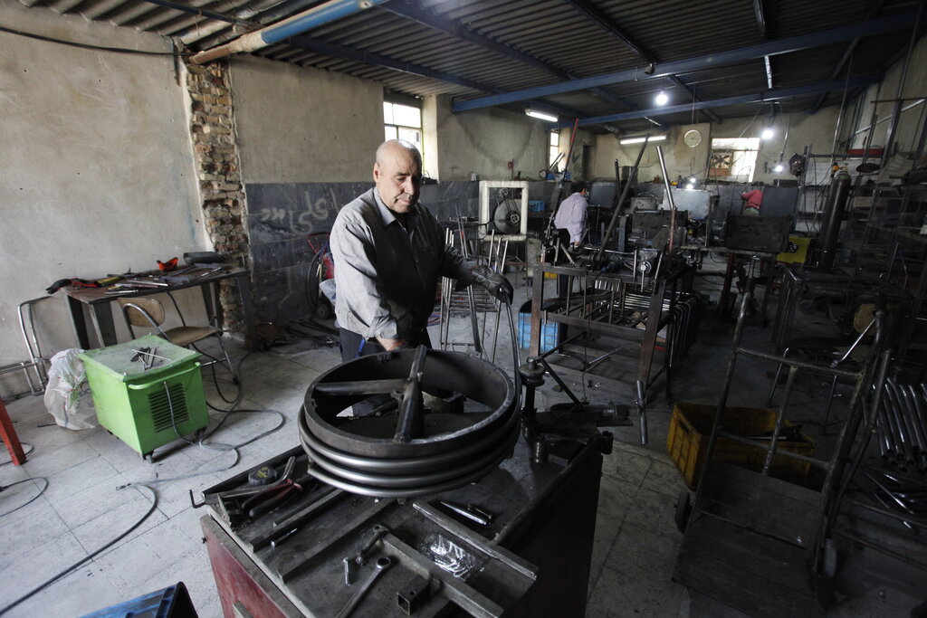 قهرمان محله | معلولی که پزشکها از او قطع امید کردند حالا تحریمها را دور زده | او نخواسته دست ما پیش خارجیها دراز باشد