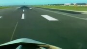 ببینید | لحظه هولناک واژگونی هواپیما روی باند پرواز در اثر باد شدید!