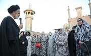 تصاویر | حجاب خاص مهمانان کنگره بانوان تأثیرگذار در حرم حضرت معصومه (س) |  سلفی زنان با عکس حاج قاسم سلیمانی