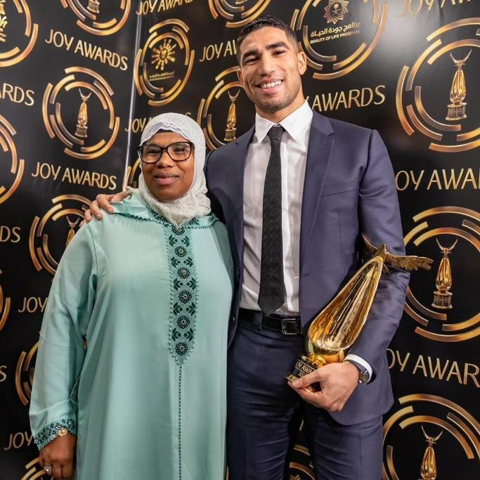 عکس | برترین ورزشکار جهان عرب در سال ۲۰۲۲ | دریافت جایزه ویژه از دست مادر 
